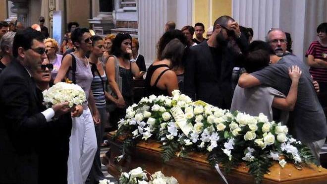Strage della gelosia: coccarde nere in segno di lutto