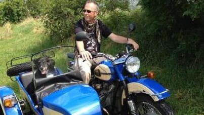 Cane e padrone in sidecar per dire no ai canili lager