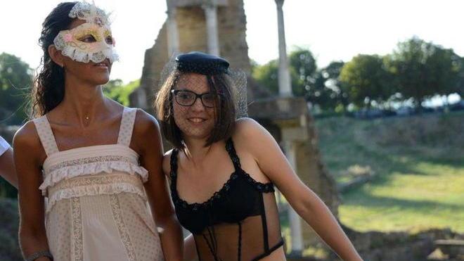 Spacchi e lingerie duecento “baccanti” per il Teatro Romano