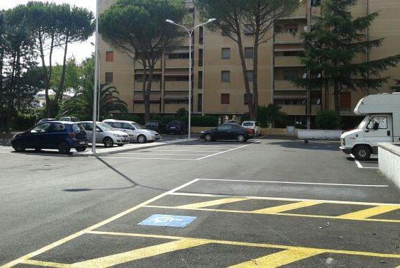 Nuovo parcheggio da 35 posti con cinque pali della luce