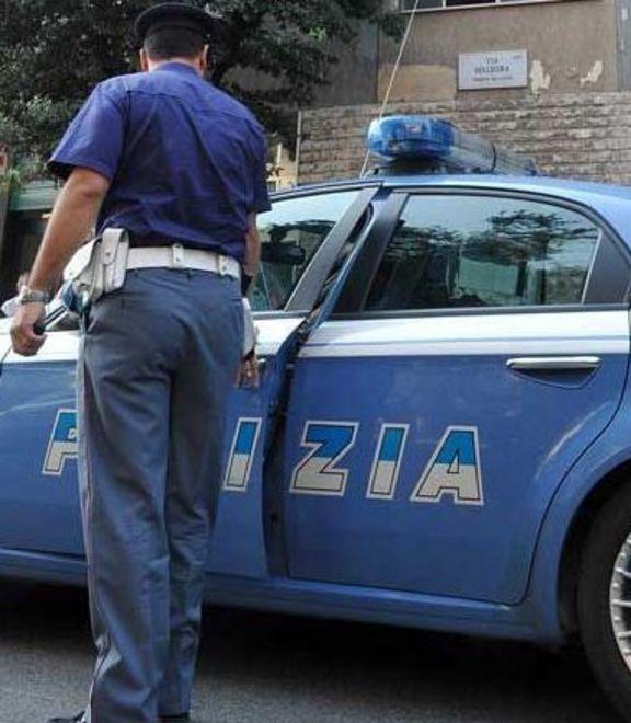 Rubano la borsa a due ragazzi mentre fanno il bagno in mare