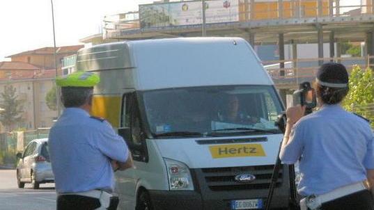 Controlli dei vigili urbani con l’autovelox mobile
