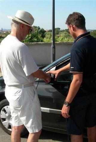 Giovane padre si uccide dandosi fuoco in giardino 