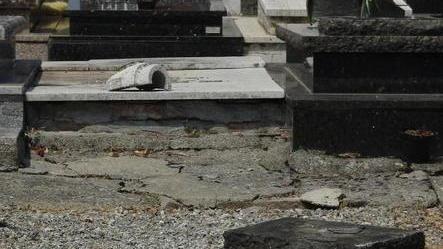 Dopo il raid illuminazione più potente al cimitero