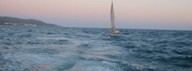 Barca a vela in difficoltà con cinque livornesi a bordo 