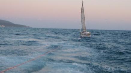 Barca a vela in difficoltà con cinque livornesi a bordo