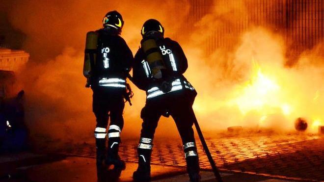 Incendio doloso distrugge un’auto