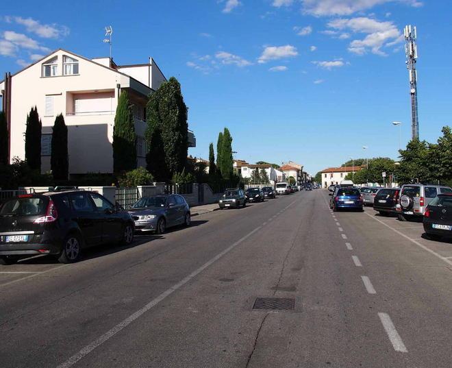 Spaccano gli specchietti delle auto parcheggiate 