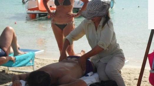 Massaggiatrici abusive denunciate in spiaggia
