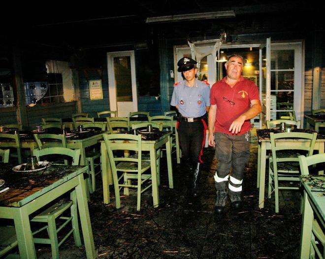 Danno fuoco a un ristorante, due passanti evitano il rogo 