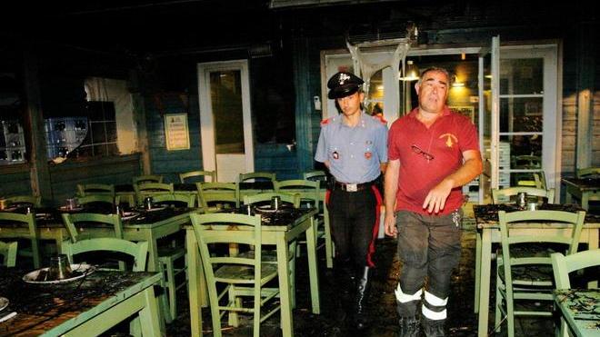 Danno fuoco a un ristorante, due passanti evitano il rogo