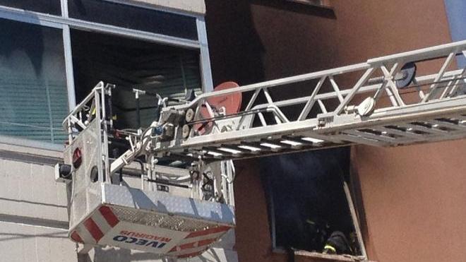 Incendio in un appartamento, evacuato l’intero palazzo. Tre case inagibili