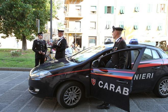 Furto fra turisti su bus: arrestati due borseggiatori 