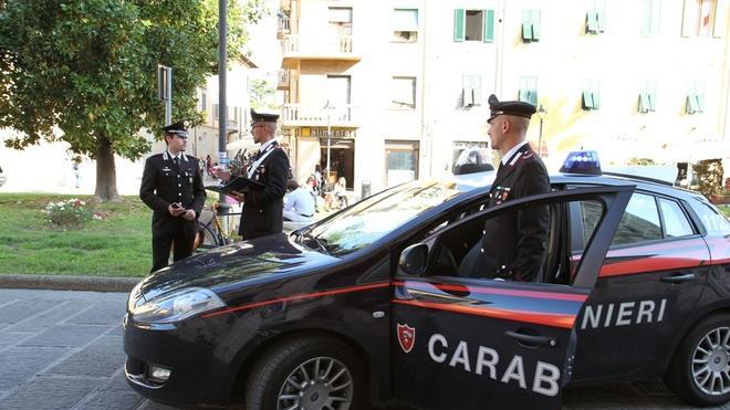 Furto fra turisti su bus: arrestati due borseggiatori