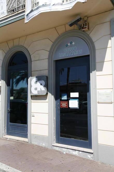 Rapina in banca a Viareggio, legati gli impiegati e un cliente 