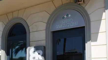 Rapina in banca a Viareggio, legati gli impiegati e un cliente