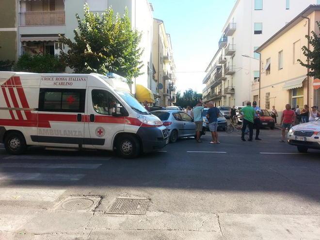 Auto si ribalta e travolge passante 
