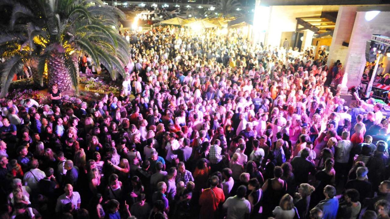 C’è “Hottanta revolution” e il piazzale diventa discoteca