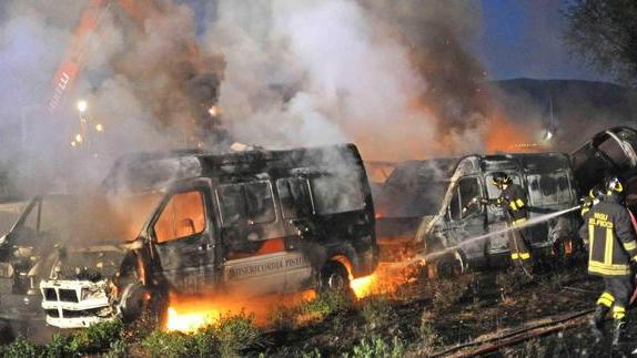 Fiamme nella notte all’autodemolizione Dolfi