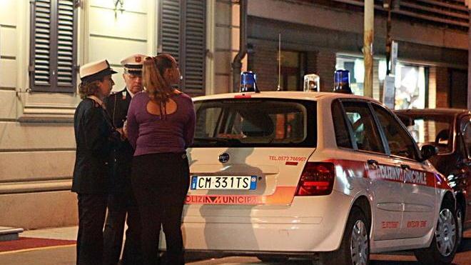 Sorprese a ballare la lap-dance al palo dello stop: multate