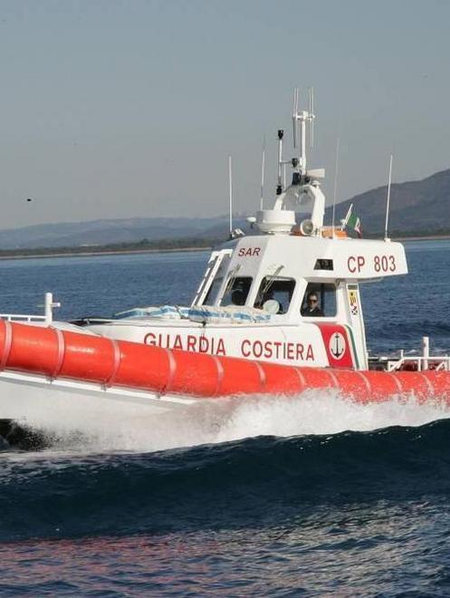 Soccorsi turisti in balia delle onde 