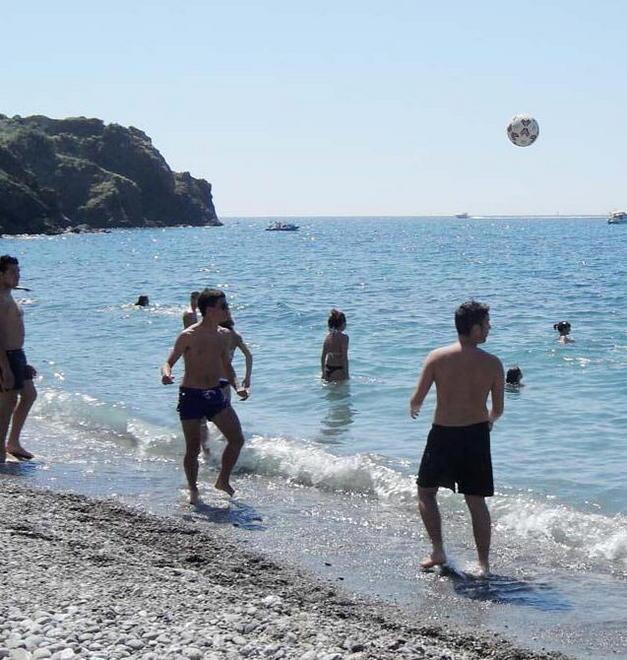 Falò, pallonate, rifiuti Rischio multe in spiaggia 