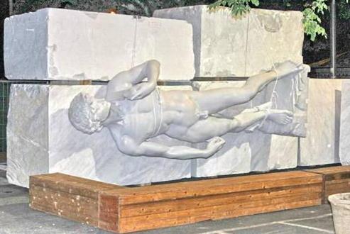Tatuata copia in vetroresina del David di Michelangelo