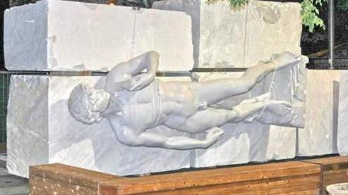 Tatuata copia in vetroresina del David di Michelangelo