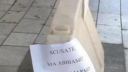 Cemento al posto del marmo la protesta finisce su Facebook