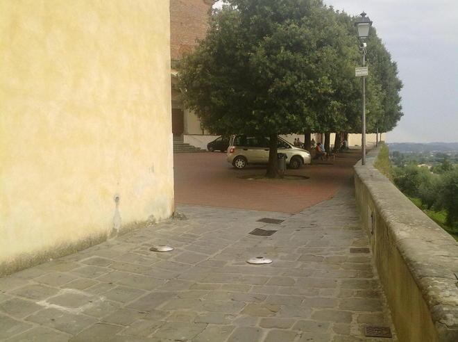 Sosta selvaggia nel borgo alto 