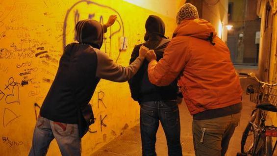 Alla vittima del branco estorcono 15mila euro