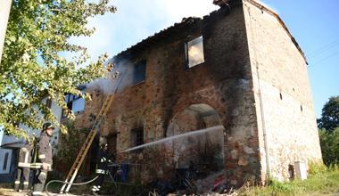 Paura a Montecalvoli: va a fuoco un’abitazione 