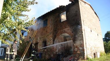 Paura a Montecalvoli: va a fuoco un’abitazione