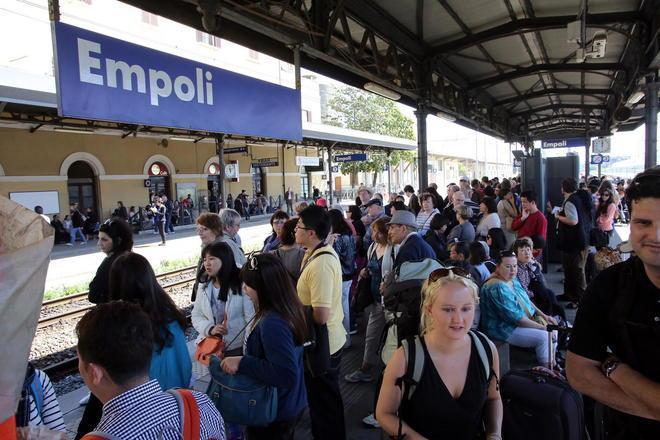La linea ferroviaria Empoli-Pisa va in tilt: caos alla stazione 