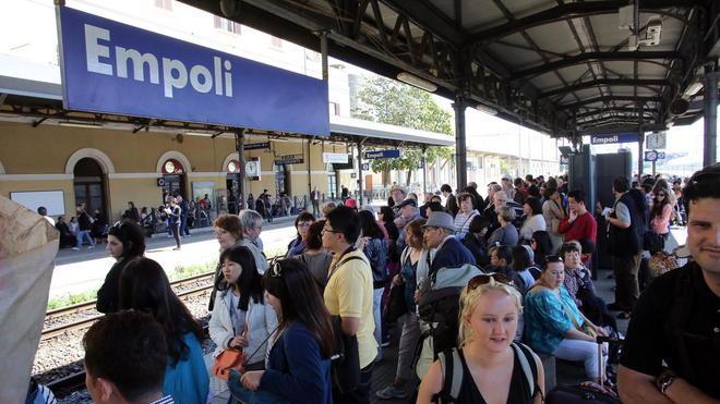 La linea ferroviaria Empoli-Pisa va in tilt: caos alla stazione