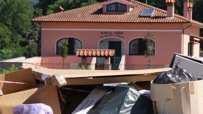 Prato, a Galciana una montagna di rifiuti sulla strada