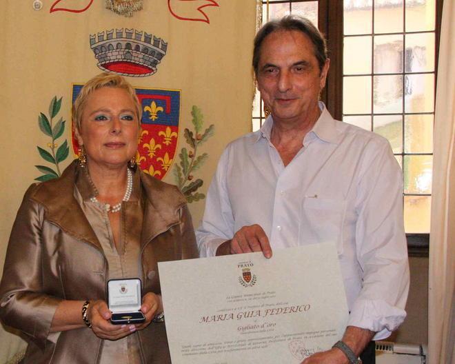 Prato, il sindaco Roberto Cenni ha consegnato il Gigliato d’oro al prefetto Maria Guia Federico 
