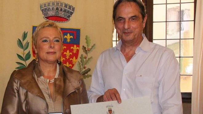 Prato, il sindaco Roberto Cenni ha consegnato il Gigliato d’oro al prefetto Maria Guia Federico