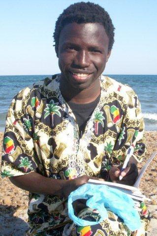  Mamadou in spiaggia per vendere i suoi libri 