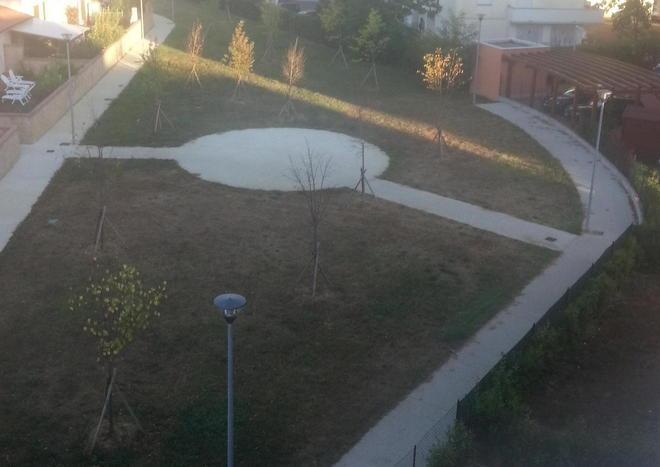 Panchine e giochi per bimbi nei giardini di via Gambini