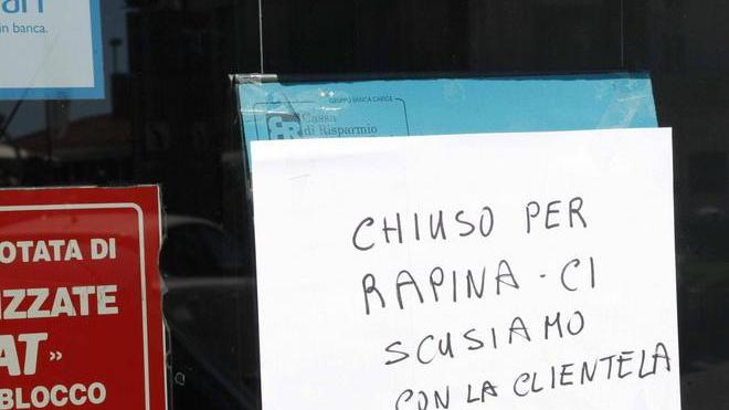 Si traveste da donna per rapinare la banca