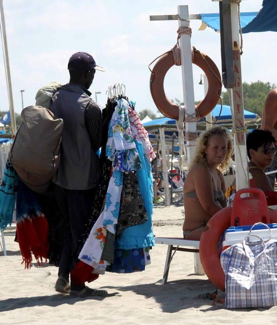 Lotta al commercio abusivo quattro sequestri sulle spiagge