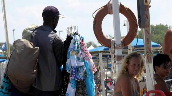 Lotta al commercio abusivo quattro sequestri sulle spiagge