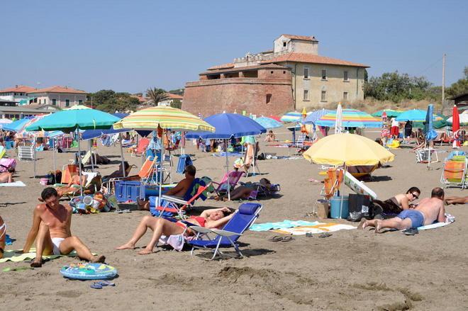 Gommoni, bici e bikini smarriti in spiaggia
