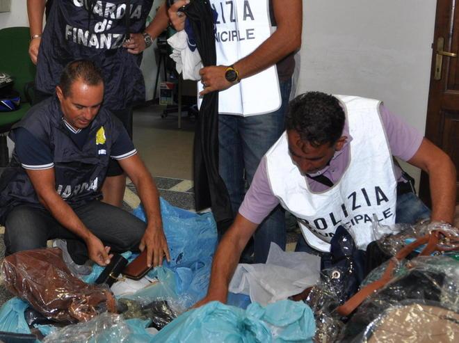 Abusivi, blitz alla stazione 