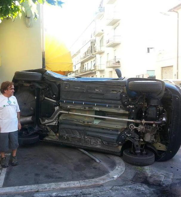 Porta fuori il cane, travolta da un’auto 