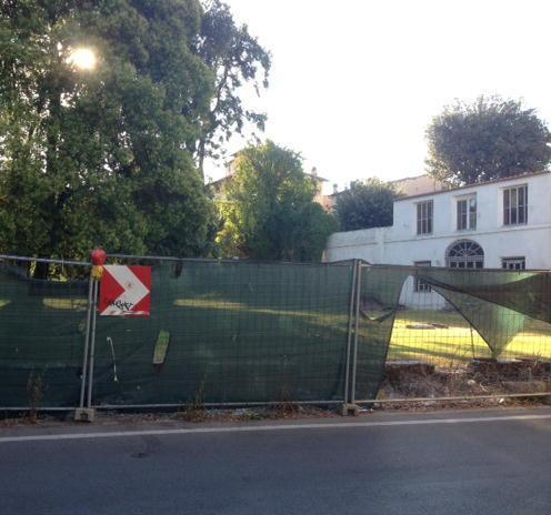 Via libera al rifacimento del muro di Villa Bottini