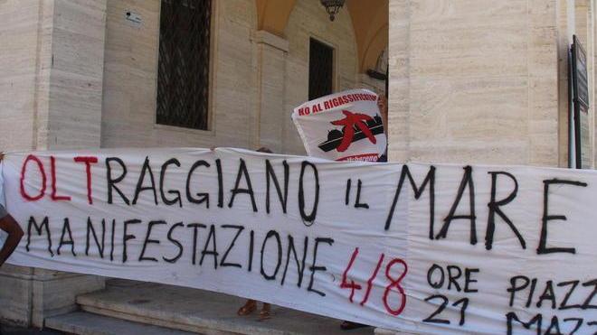 Un funerale del mare per protestare contro l’Olt
