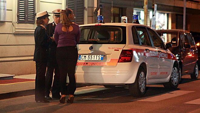 Sorprese a ballare la lap-dance al palo dello stop: multate 