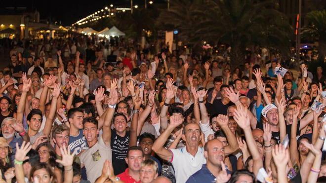 In migliaia per animare la notte blu di Lido